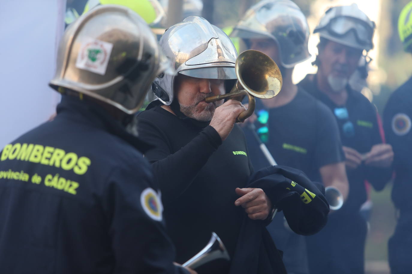 Vídeo y fotos: la protesta de los bomberos en Cádiz