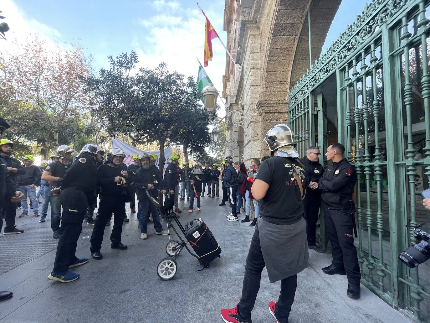Vídeo y fotos: la protesta de los bomberos en Cádiz