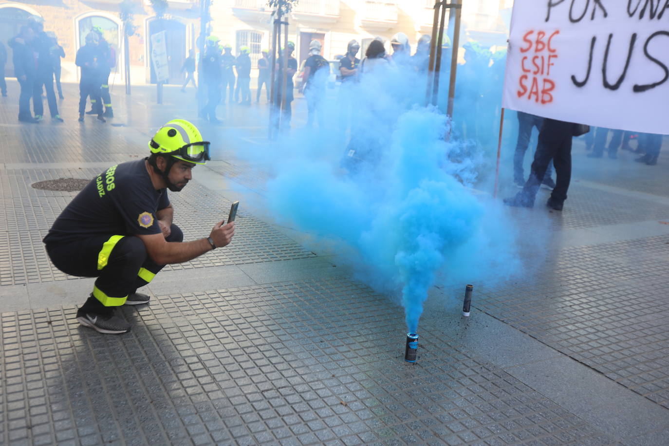 Vídeo y fotos: la protesta de los bomberos en Cádiz