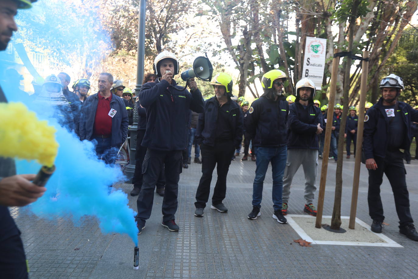 Vídeo y fotos: la protesta de los bomberos en Cádiz