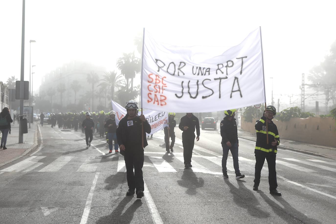 Vídeo y fotos: la protesta de los bomberos en Cádiz