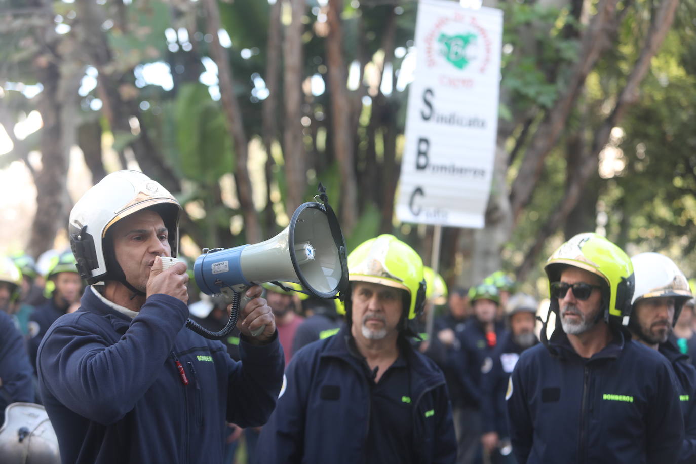Vídeo y fotos: la protesta de los bomberos en Cádiz