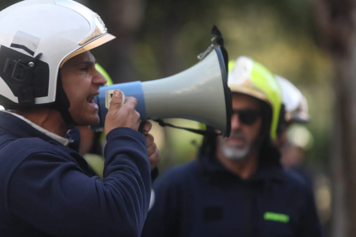 Vídeo y fotos: la protesta de los bomberos en Cádiz