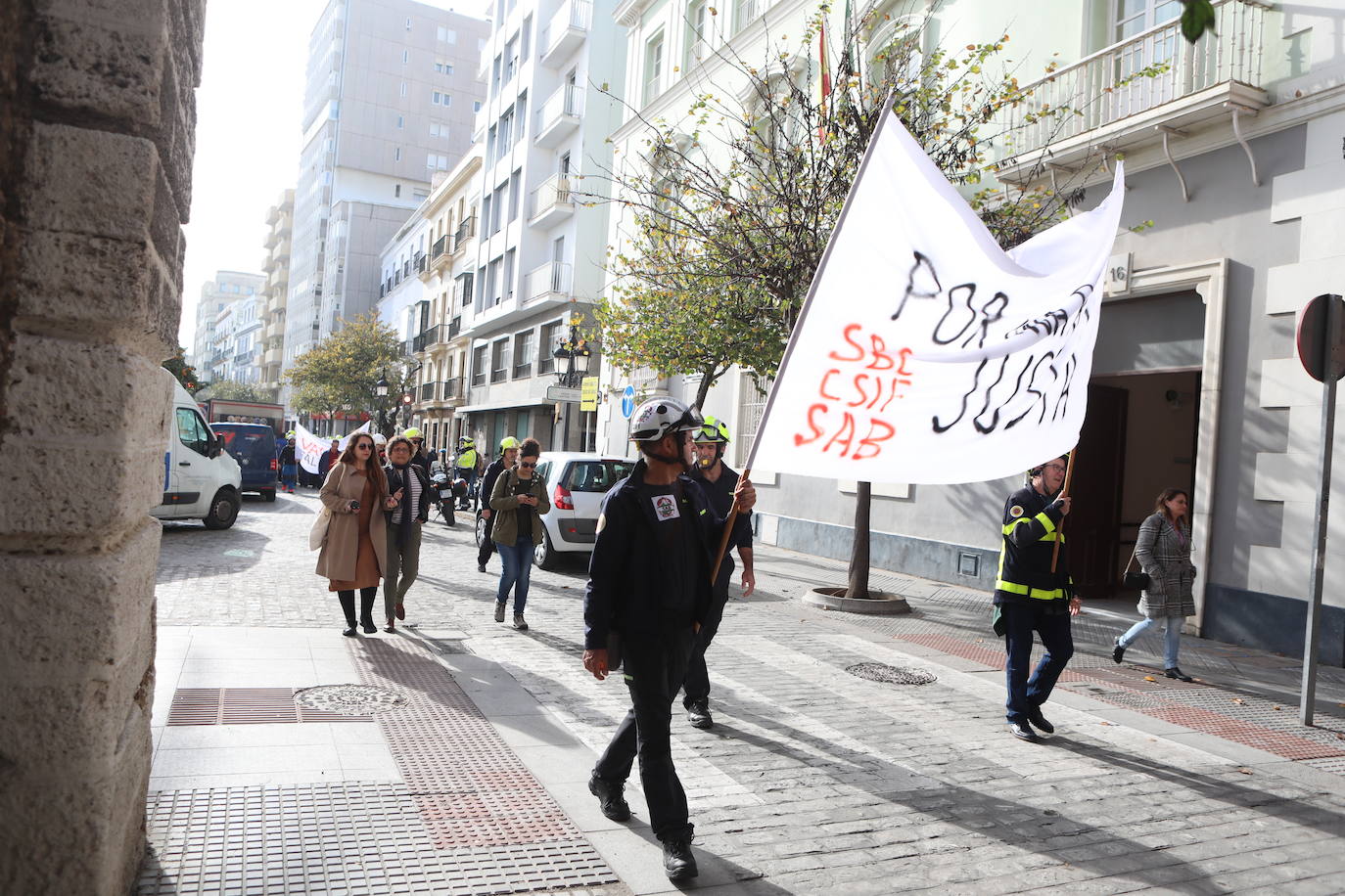 Vídeo y fotos: la protesta de los bomberos en Cádiz