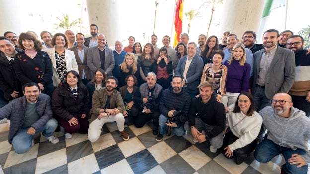 El alcalde, junto a periodistas y miembros de la Corporación municipal.