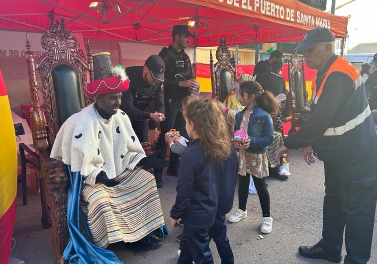 Los Reyes Magos visitan a los niños portuenses en la Comisaría de la Policía Nacional