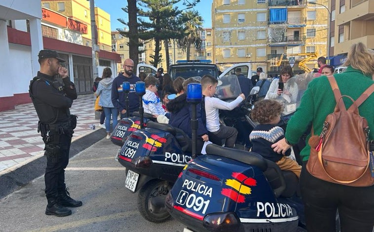 Imagen principal - Los Reyes Magos visitan a los niños portuenses en la Comisaría de la Policía Nacional