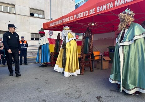 Imagen secundaria 1 - Los Reyes Magos visitan a los niños portuenses en la Comisaría de la Policía Nacional