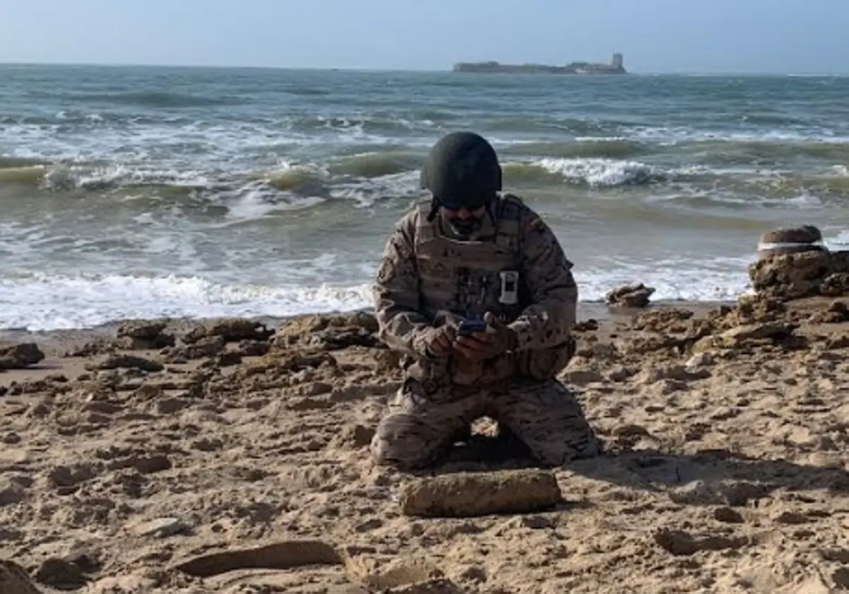 La Armada neutraliza un proyectil en la playa de Sancti Petri, en Chiclana
