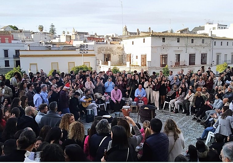 Jerez celebra su Nochebuena con varias  zambombas en distintas plazas del centro de la ciudad