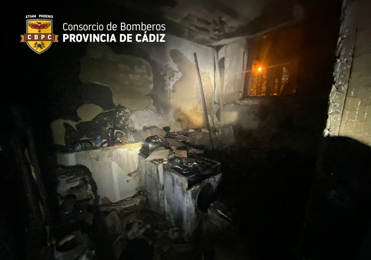 Los bomberos rescatan dos perros y dos hurones en un incendio en Villamartín