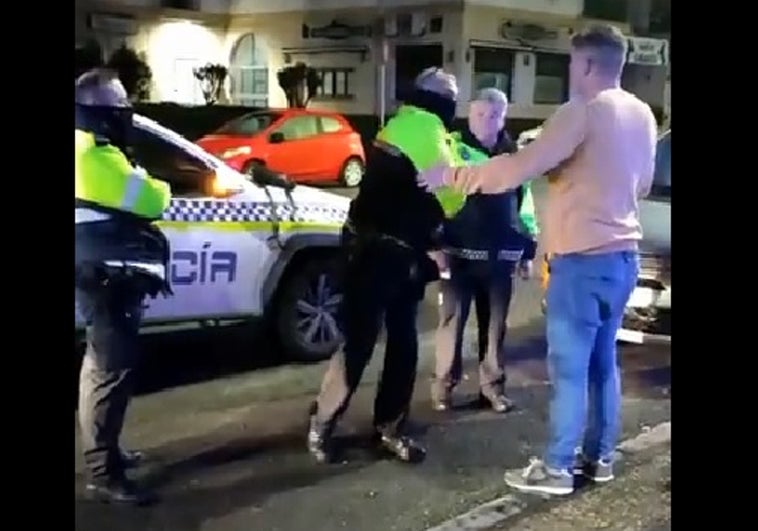 El Ayuntamiento de Jerez abre un expediente tras el vídeo viral de la agresión de un policía local a un joven