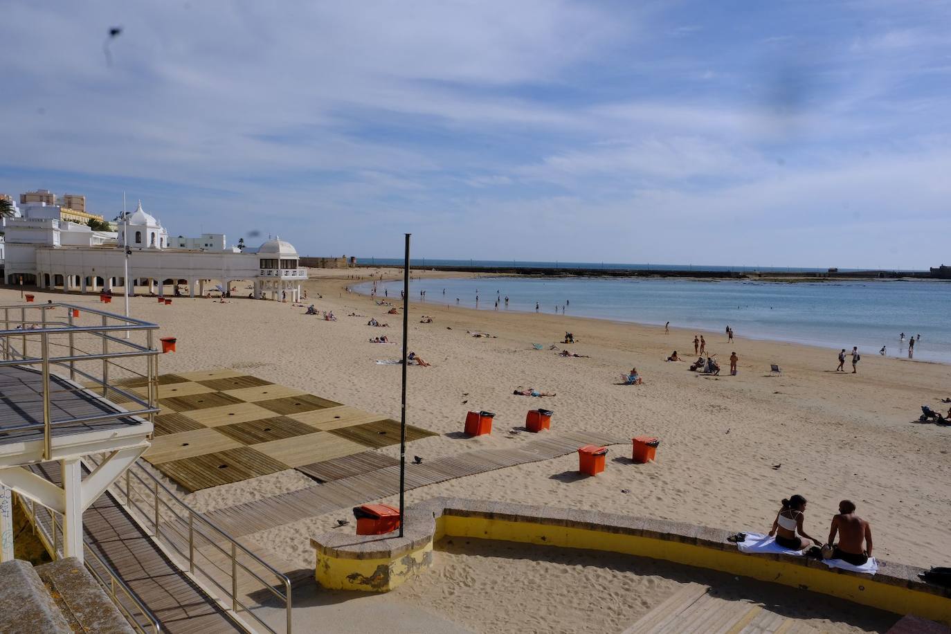 11 de mayo. Este verano debía ser el de la plena recuperación de la normalidad. Por eso, dolió en el corazón de los gaditanos comprobar cómo la playa de La Caleta perdía su bandera azul. Pese a eso, su nivel de ocupación este verano fue máximo.
