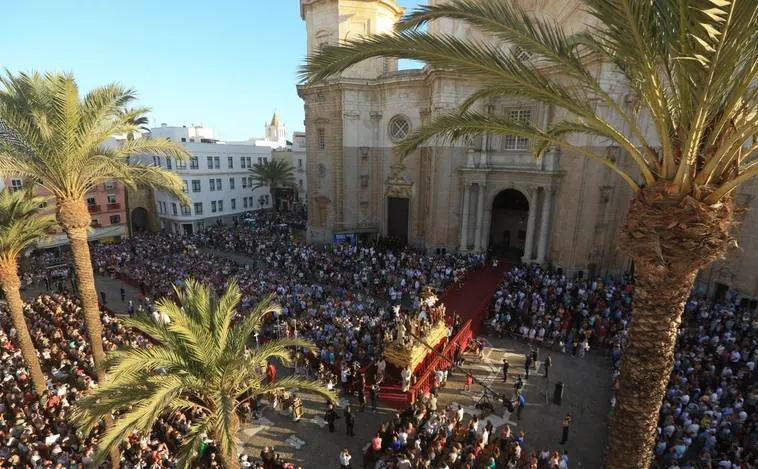 17 de septiembre. Cádiz capital vivió una jornada histórica con la celebración de la Procesión Magna. La Tacita de Plata se convirtió en el epicentro del mundo cofrade con la Magna titulada 'La Resurrección a través de la Cruz', que encontró su razón de ser en la celebración este 2022 del 300º aniversario de la primera piedra de la Catedral de Cádiz.