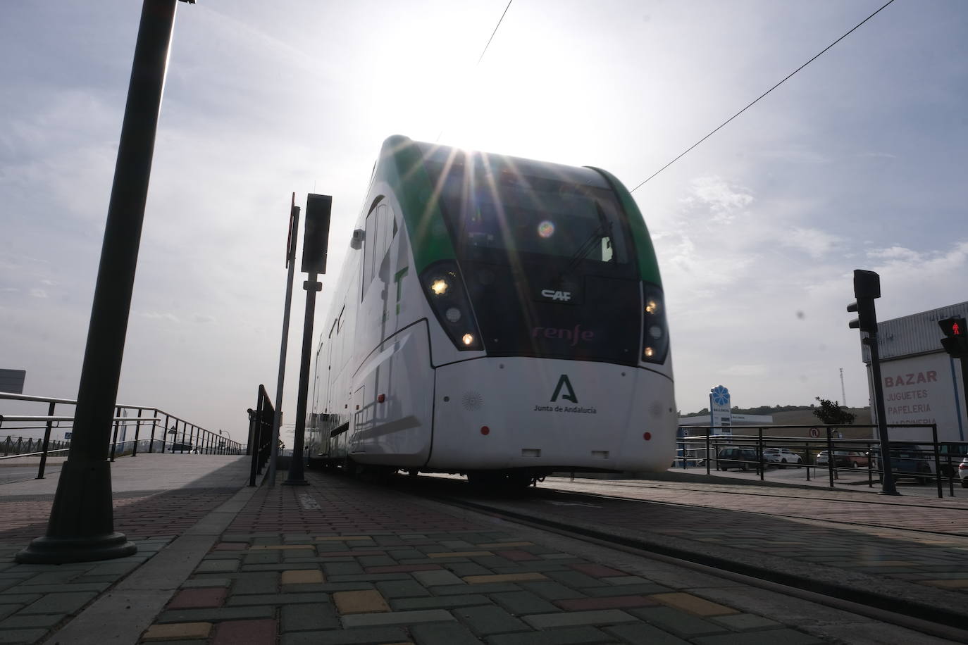 25 de octubre. Parecía que ese día no iba a llegar nunca. Pero finalmente, tras más de una década de demoras y miles de horas de pruebas, el tranvía de la Bahía (bautizado como Trambahía era una realidad.