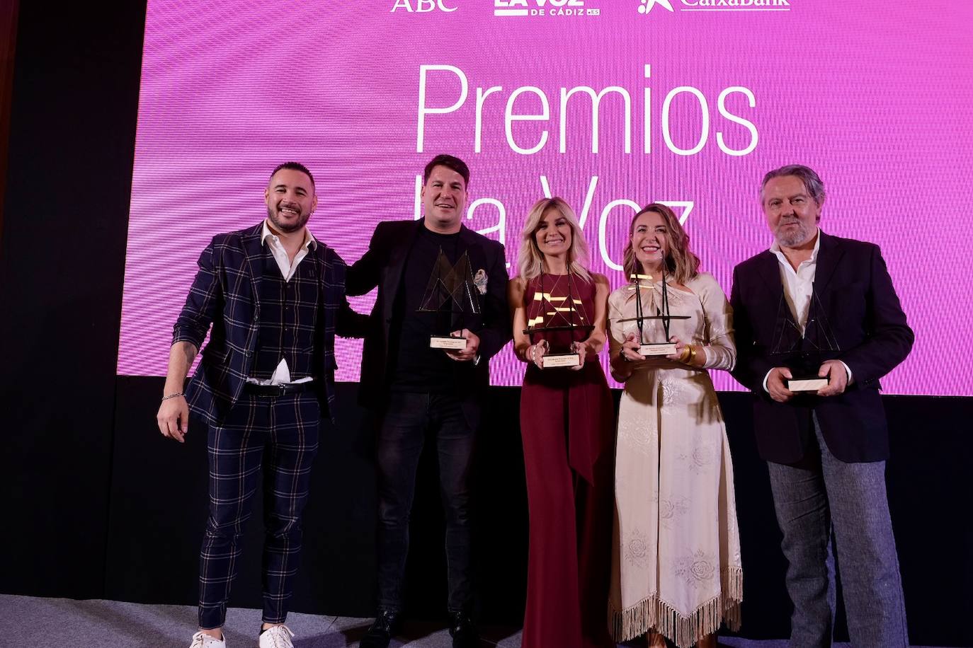 6 de octubre. Los premios LA VOZ celebraron este año una edición sin ningún tipo de restricciones, una vez superada la pandemia. Los distinguidos este año con uno de los premios con más prestigio de la provincia de Cádiz fueron Andy&Lucas, Sandra Golpe, Mariquita Trasquilá y Felipe Benítez Reyes. En el acto se puso de manifiesto que la provincia conserva su pulso.