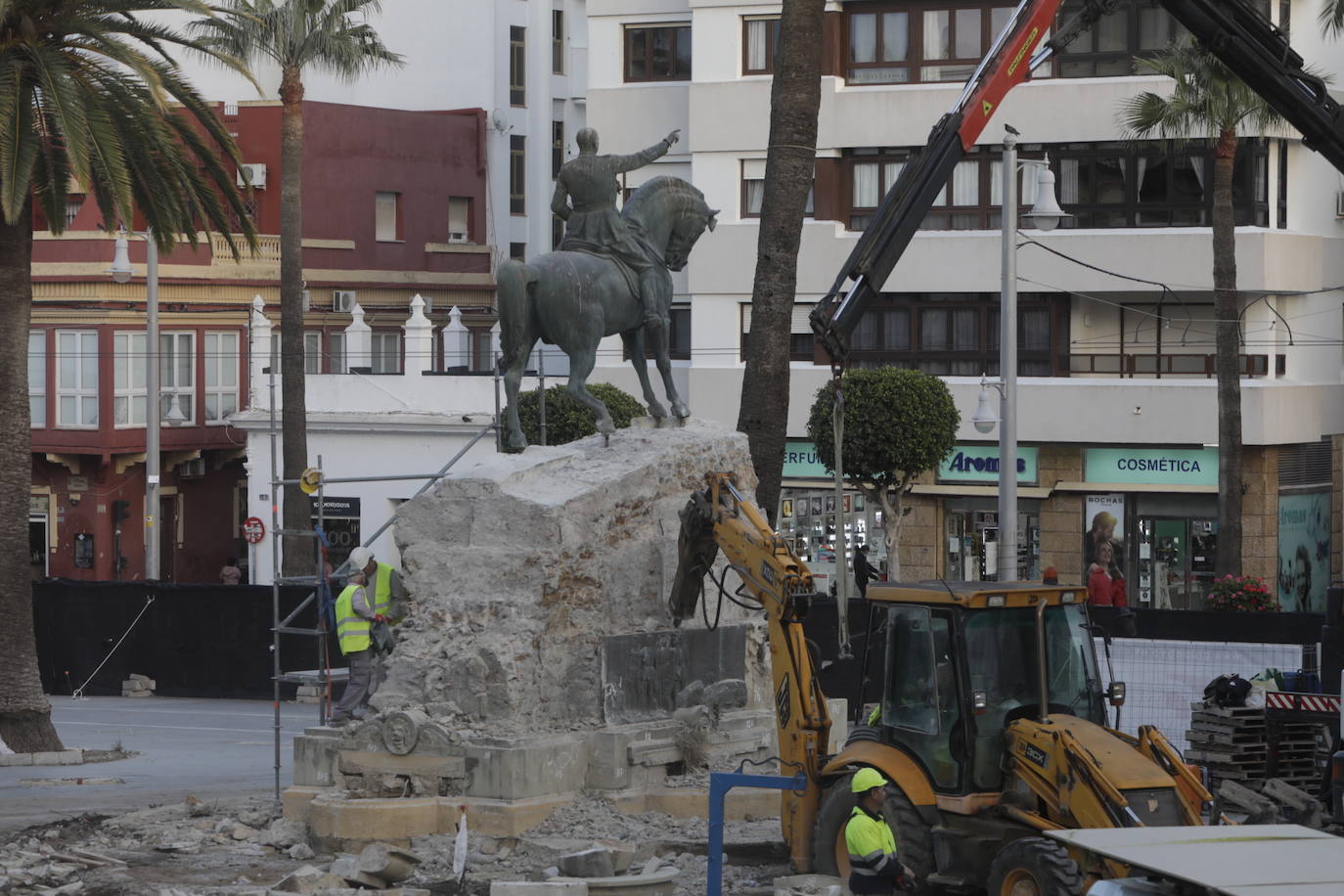 1 de febrero. La remodelación del entorno de la plaza del Rey de San Fernando se cobró como víctima al general Varela. La estatua ecuestre del general bilaureado fue retirada en cumplimiento de la Ley de Memoria Histórica.