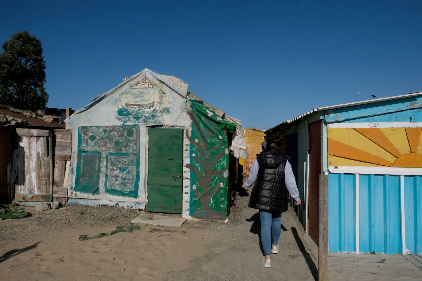 7 de febrero. En el mes de febrero asistimos al derrumbe de las construcciones que se levantaban en La Casería. El 20 de febrero, el colorido y el caos ordenado de las casitas dejaba paso a un gigantesco solar pese a los intentos por salvar las construcciones.