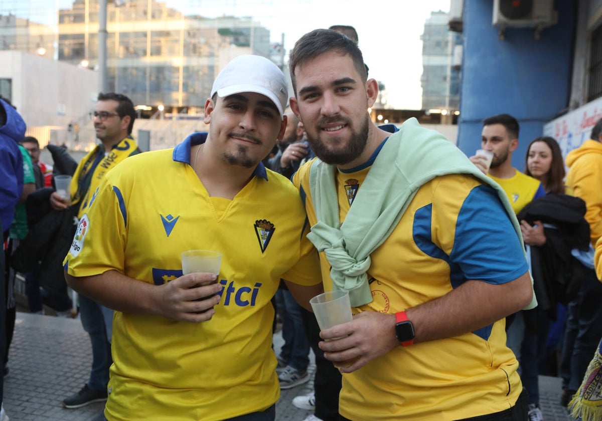 Aficionados del Cádiz disfrutando de la previa del partido contra el Almería.