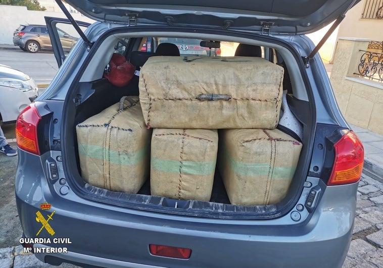 Detenido en Algeciras con casi trescientos kilos de hachís en el maletero de su coche