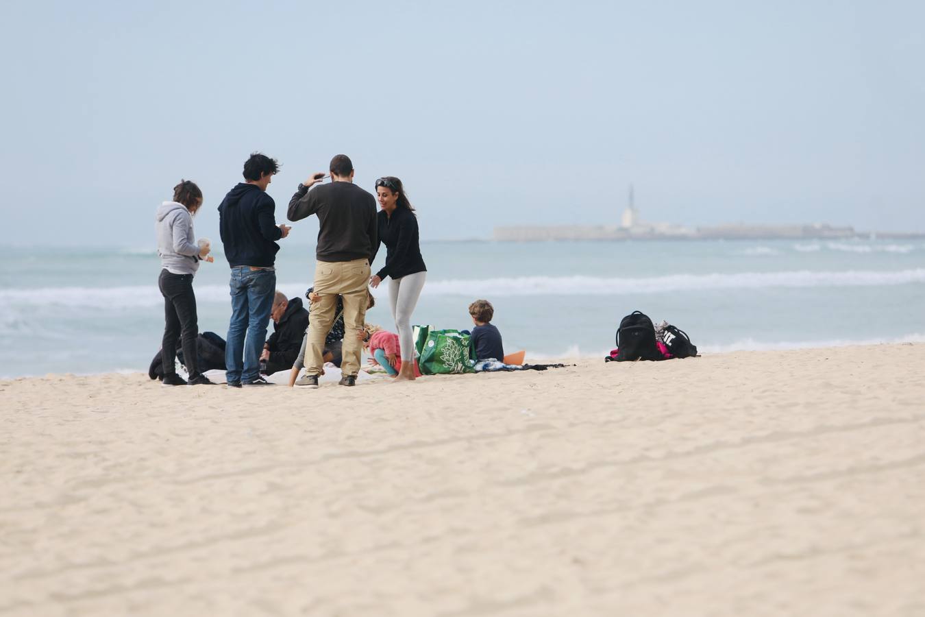 Paseos y visitas a la playa, los planes estrella de los gaditanos en primer día del año
