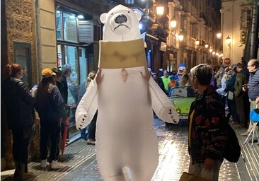 El oso perjudicado vuelve a Cádiz convaleciente con collarín