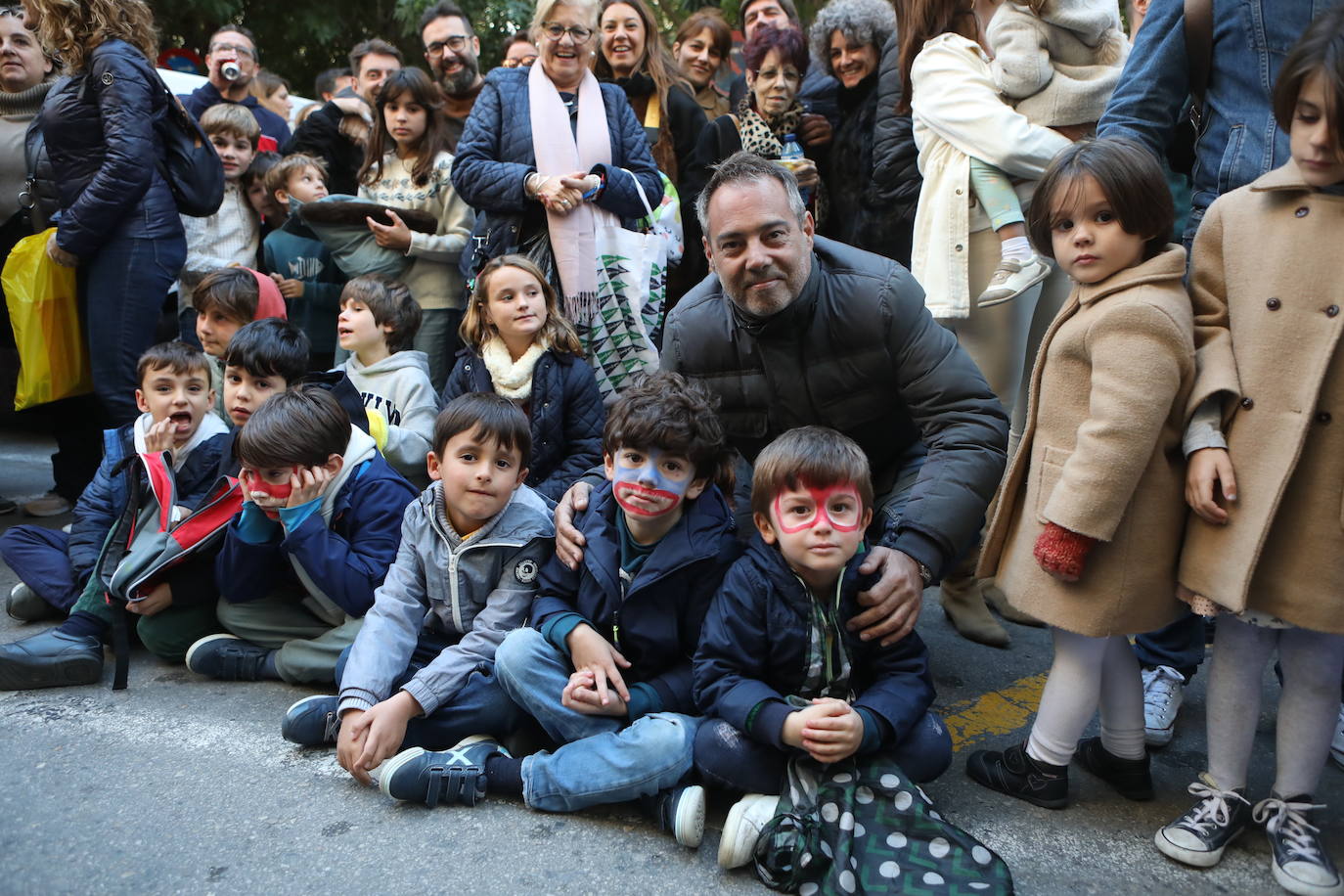 Fotos: Los Reyes Magos del barrio La Laguna reparten regalos y caramelos