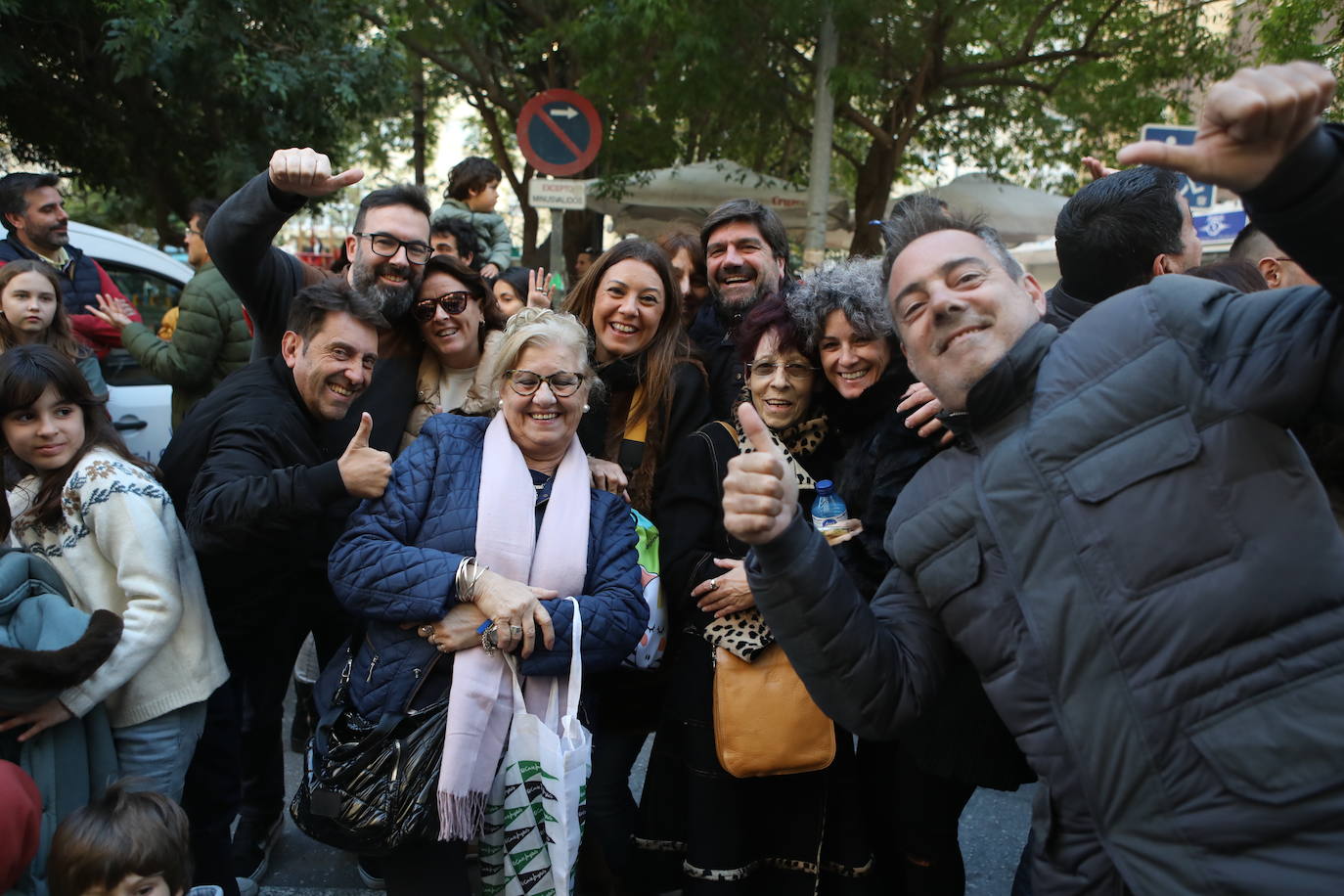 Fotos: Los Reyes Magos del barrio La Laguna reparten regalos y caramelos