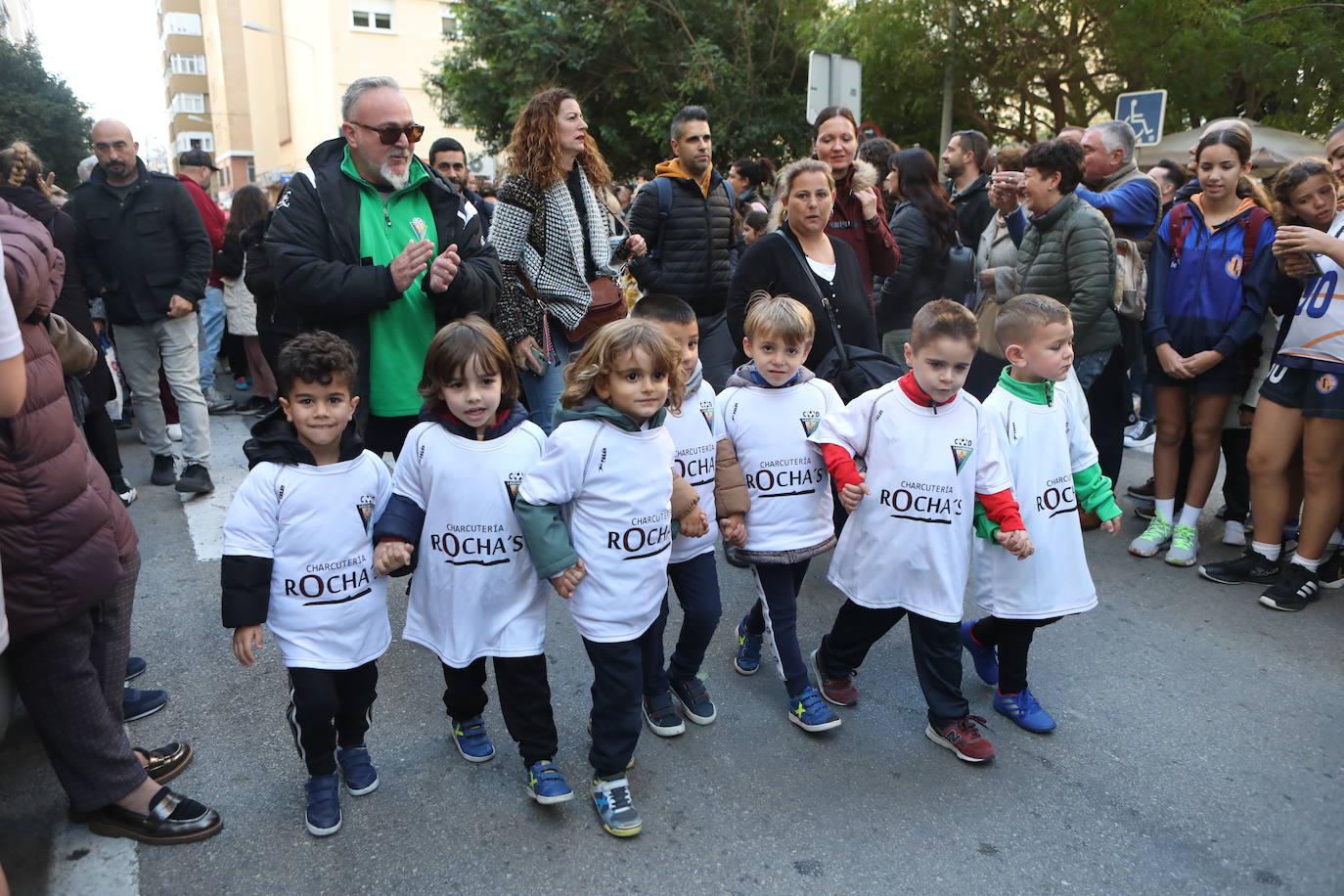 Fotos: Los Reyes Magos del barrio La Laguna reparten regalos y caramelos