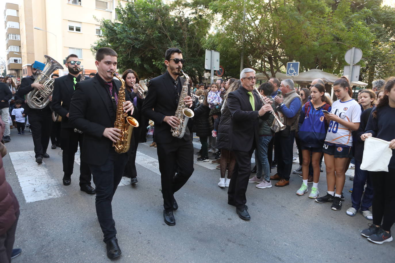 Fotos: Los Reyes Magos del barrio La Laguna reparten regalos y caramelos