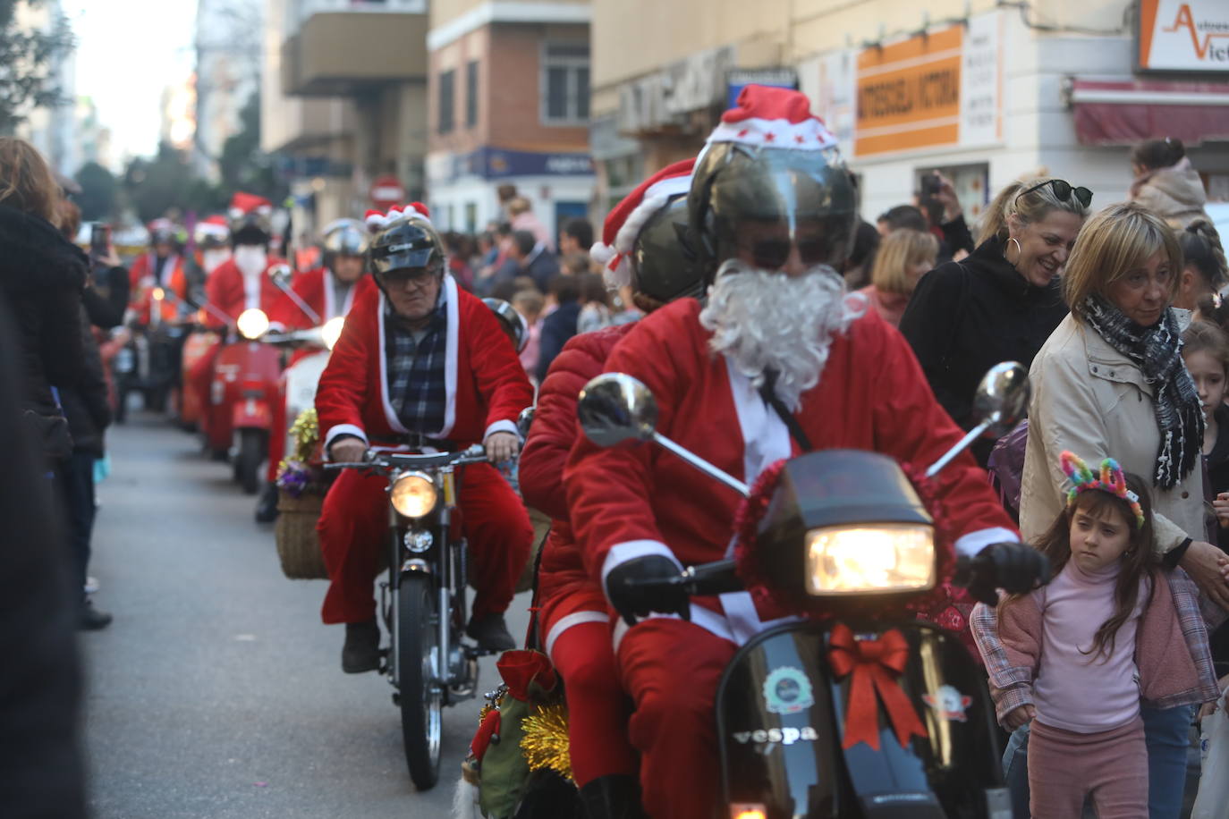 Fotos: Los Reyes Magos del barrio La Laguna reparten regalos y caramelos
