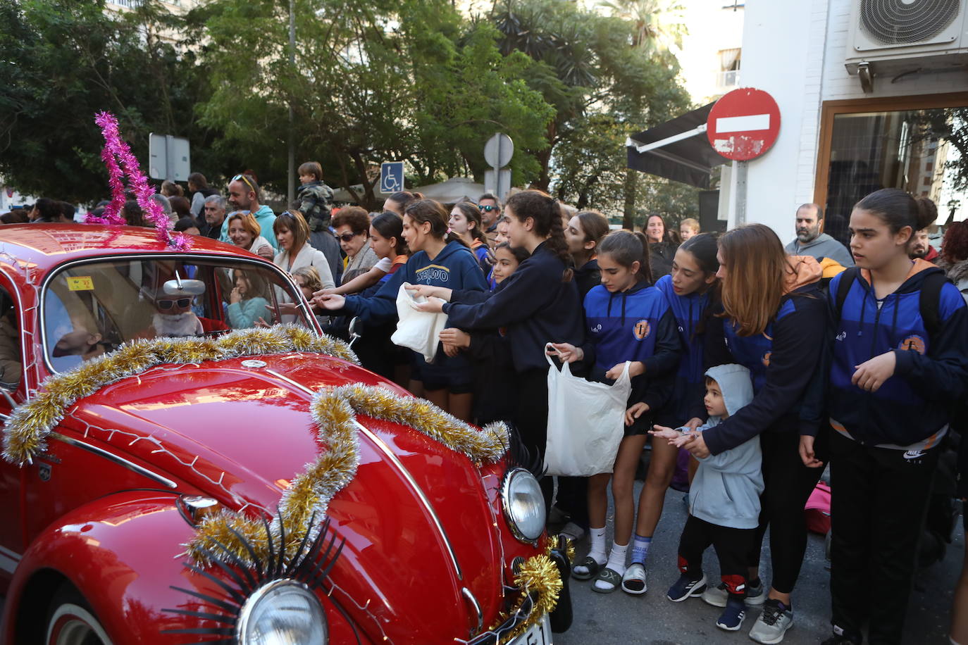 Fotos: Los Reyes Magos del barrio La Laguna reparten regalos y caramelos