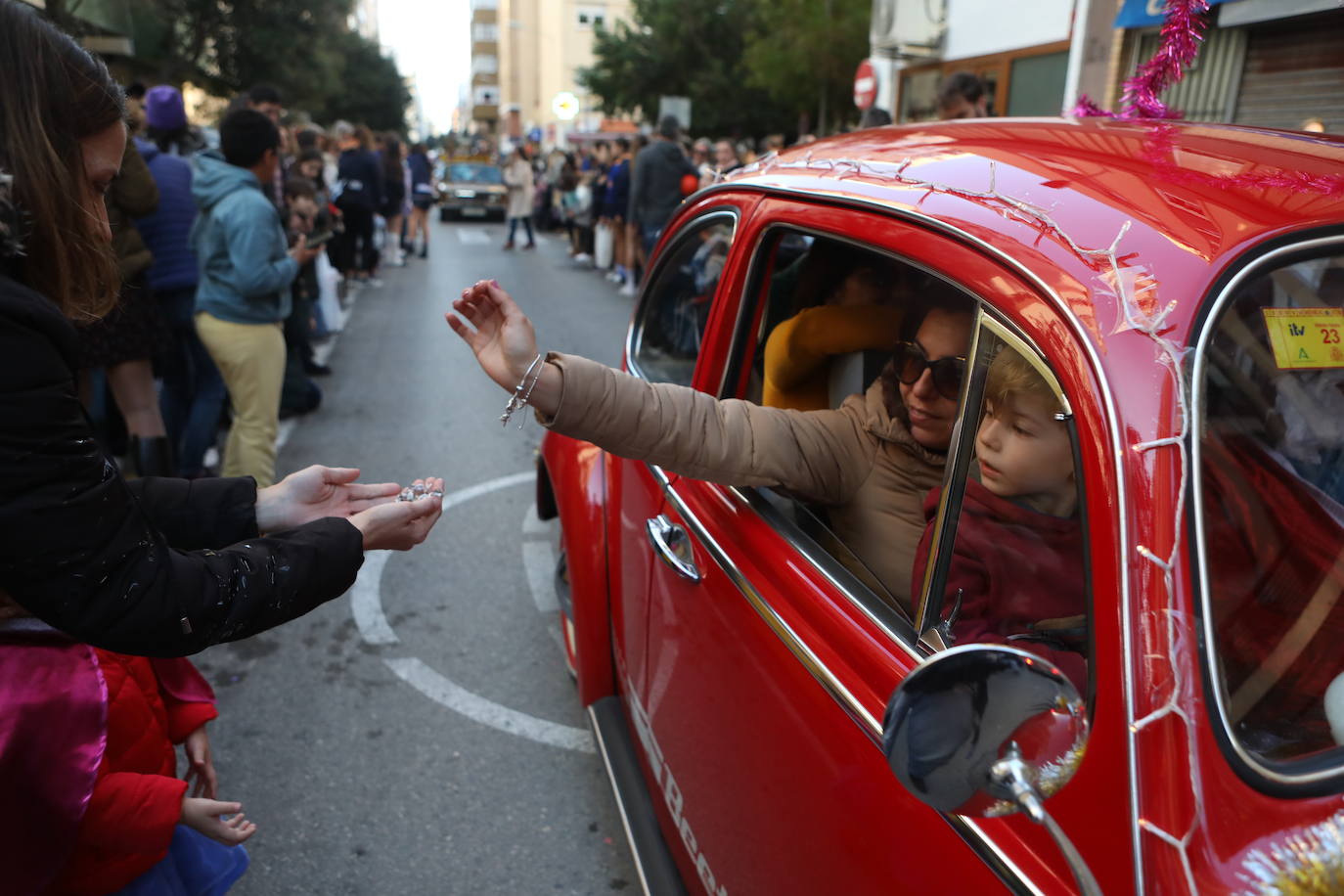 Fotos: Los Reyes Magos del barrio La Laguna reparten regalos y caramelos
