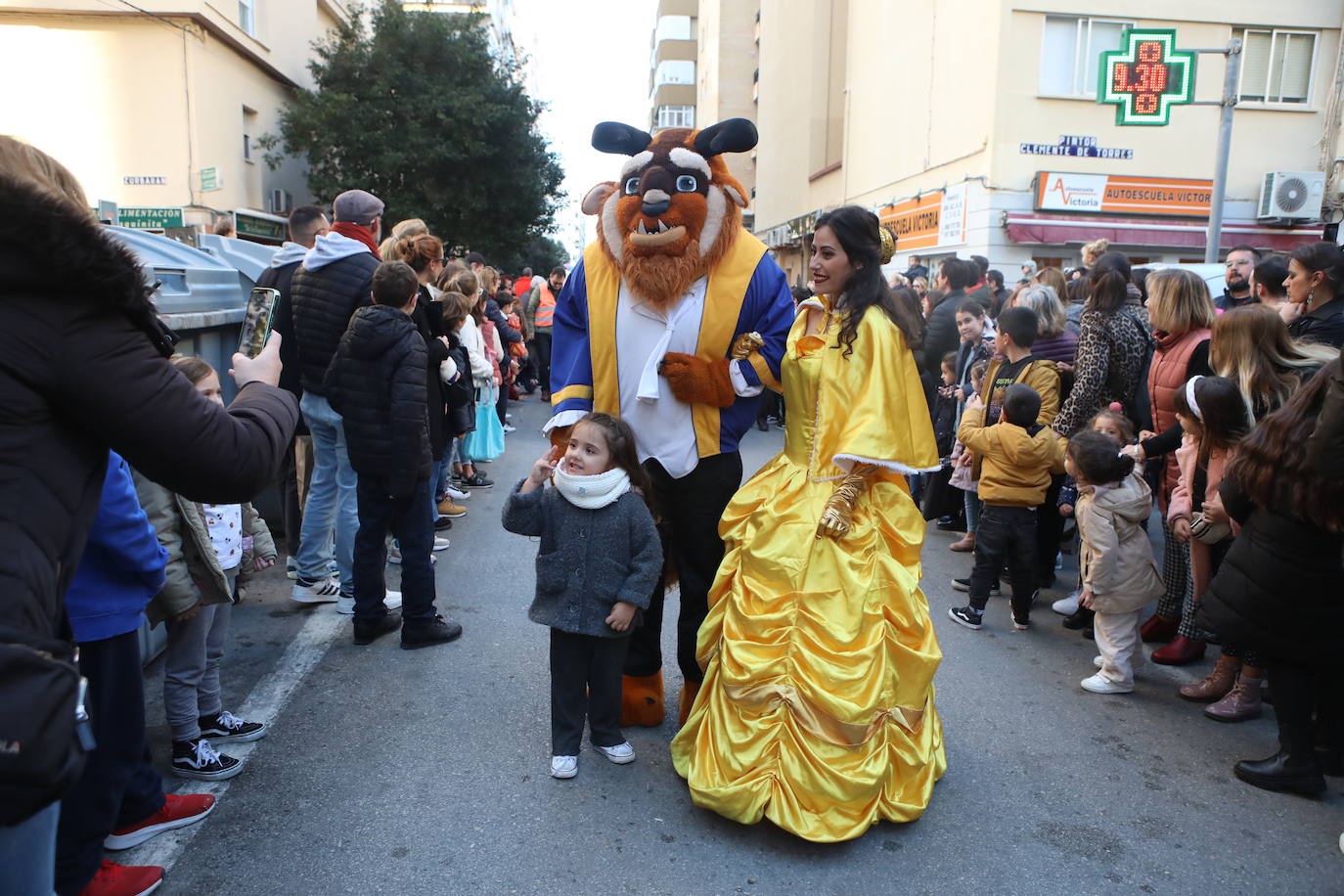 Fotos: Los Reyes Magos del barrio La Laguna reparten regalos y caramelos