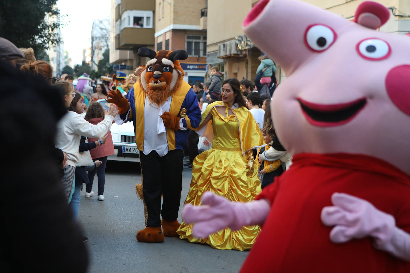 Fotos: Los Reyes Magos del barrio La Laguna reparten regalos y caramelos
