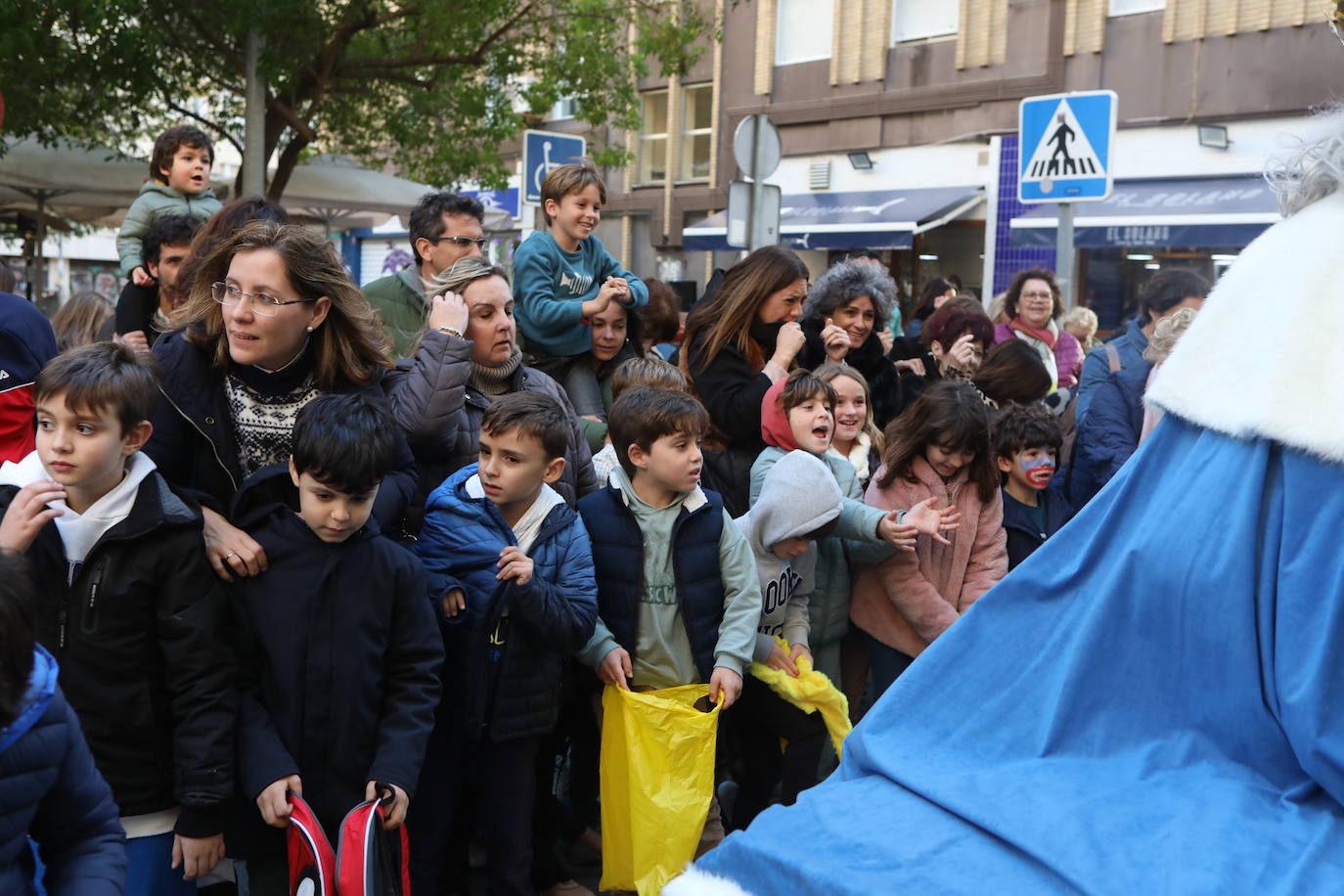 Fotos: Los Reyes Magos del barrio La Laguna reparten regalos y caramelos