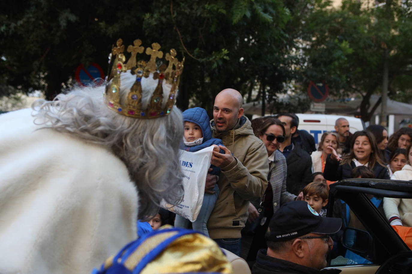 Fotos: Los Reyes Magos del barrio La Laguna reparten regalos y caramelos