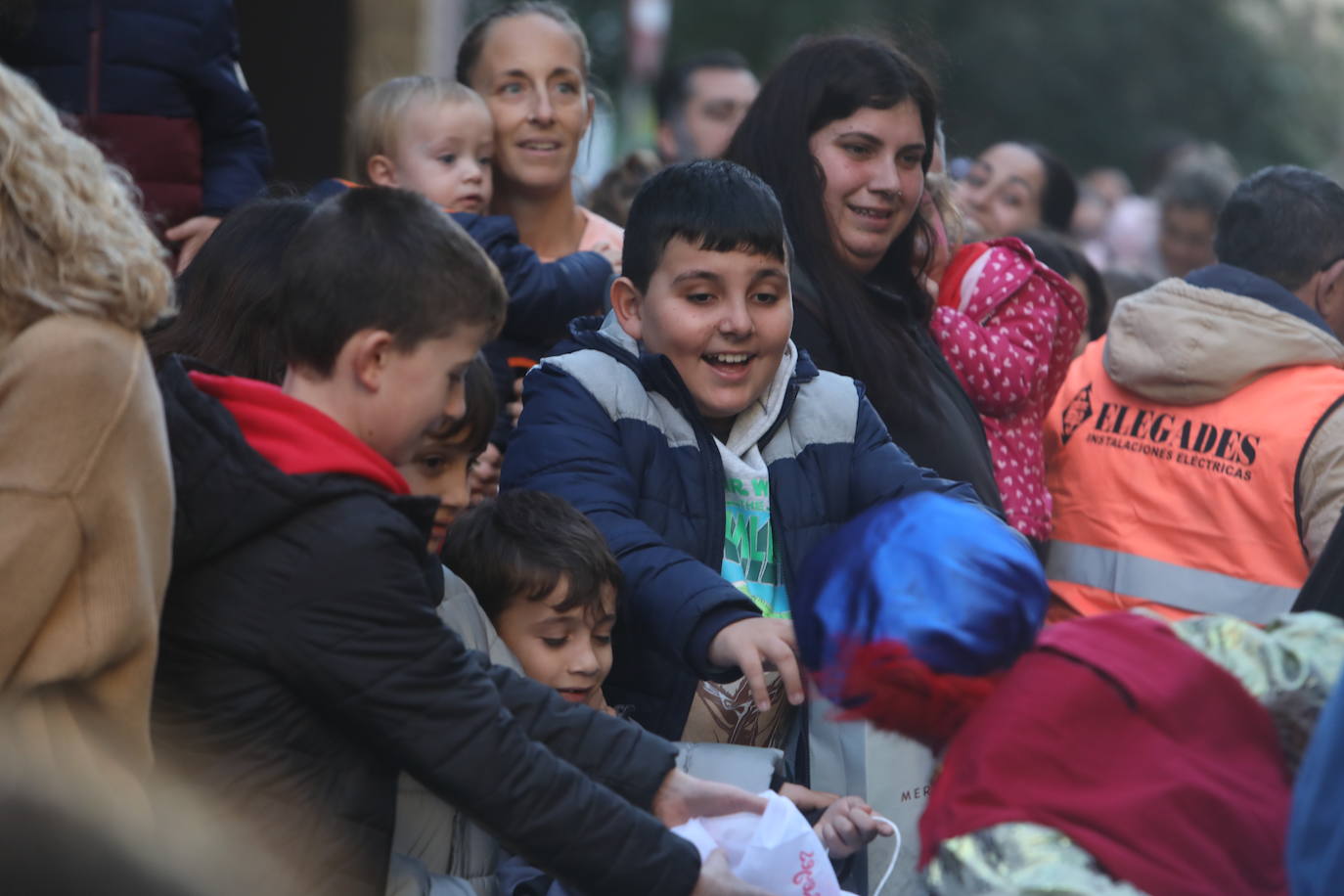 Fotos: Los Reyes Magos del barrio La Laguna reparten regalos y caramelos
