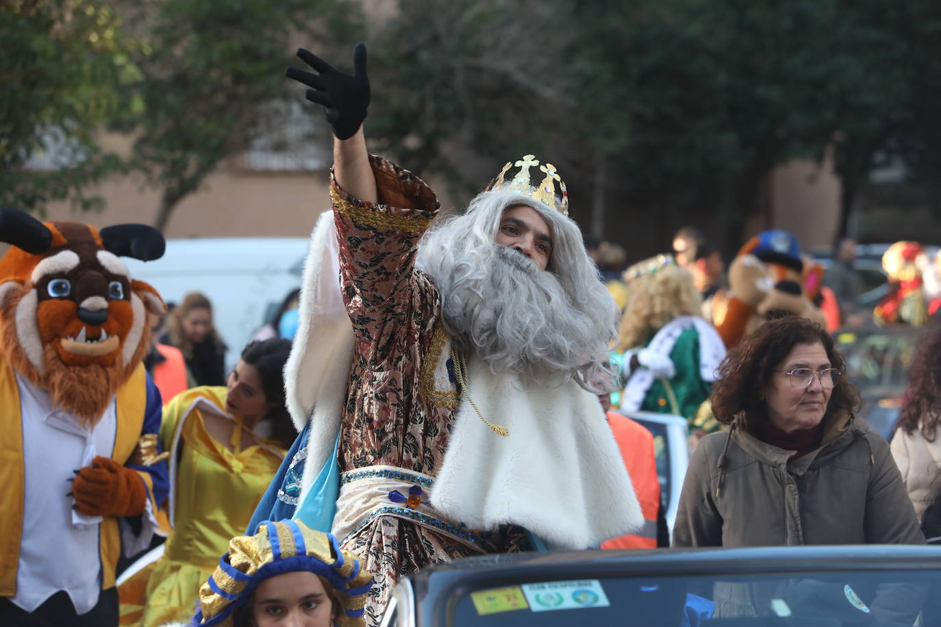 Fotos: Los Reyes Magos del barrio La Laguna reparten regalos y caramelos