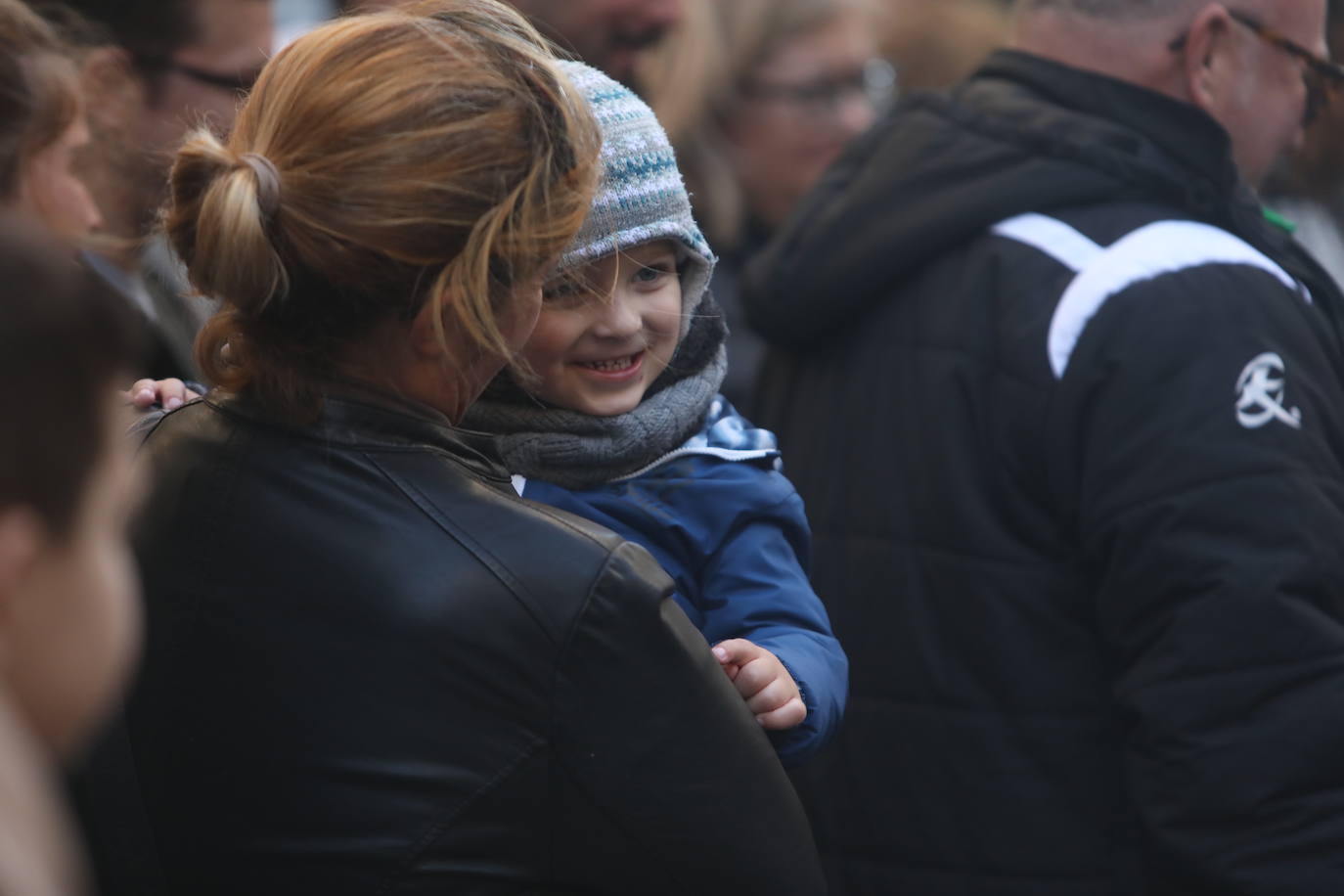 Fotos: Los Reyes Magos del barrio La Laguna reparten regalos y caramelos