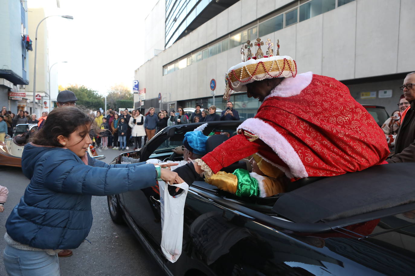 Fotos: Los Reyes Magos del barrio La Laguna reparten regalos y caramelos