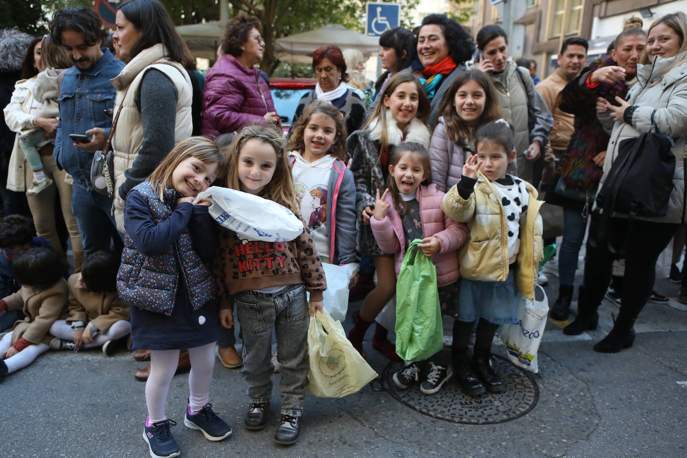 Fotos: Los Reyes Magos del barrio La Laguna reparten regalos y caramelos