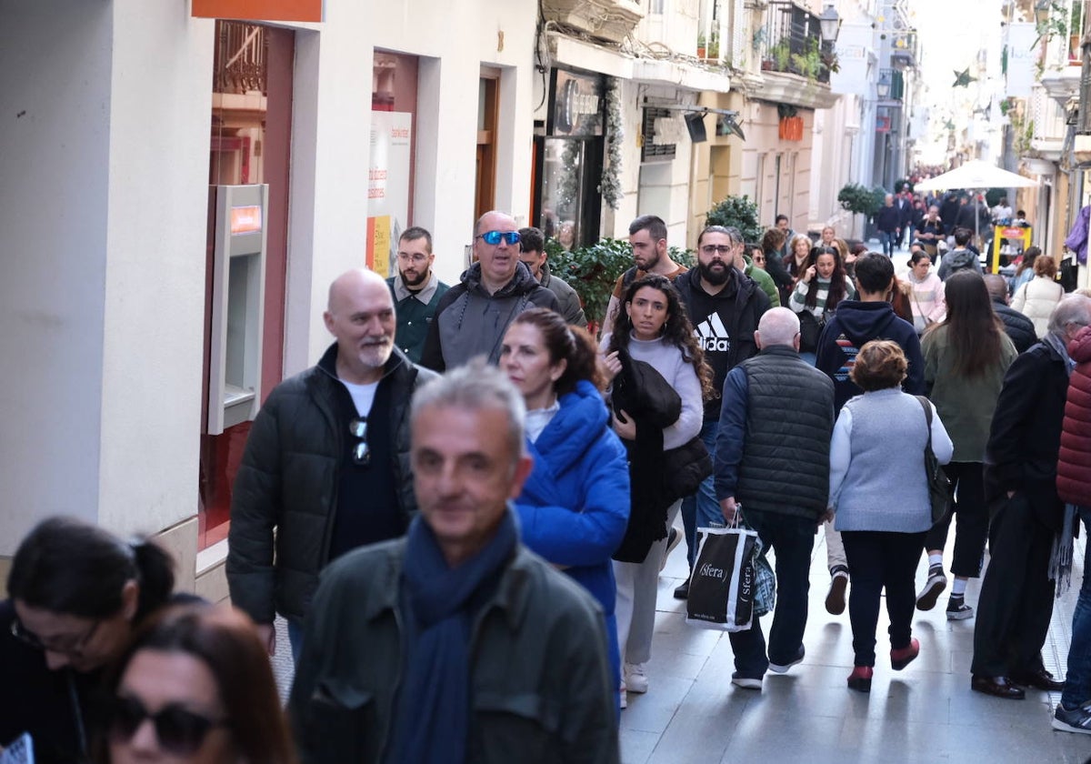 Las calle San Francisco de Cádiz en la primera jornada de las rebajas.