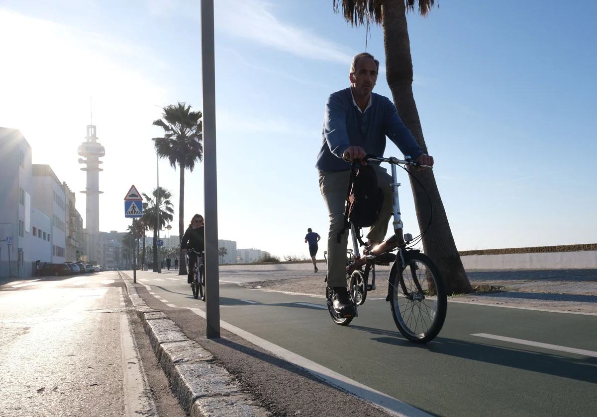 Carril bici del paseo marítimo de Cádiz.