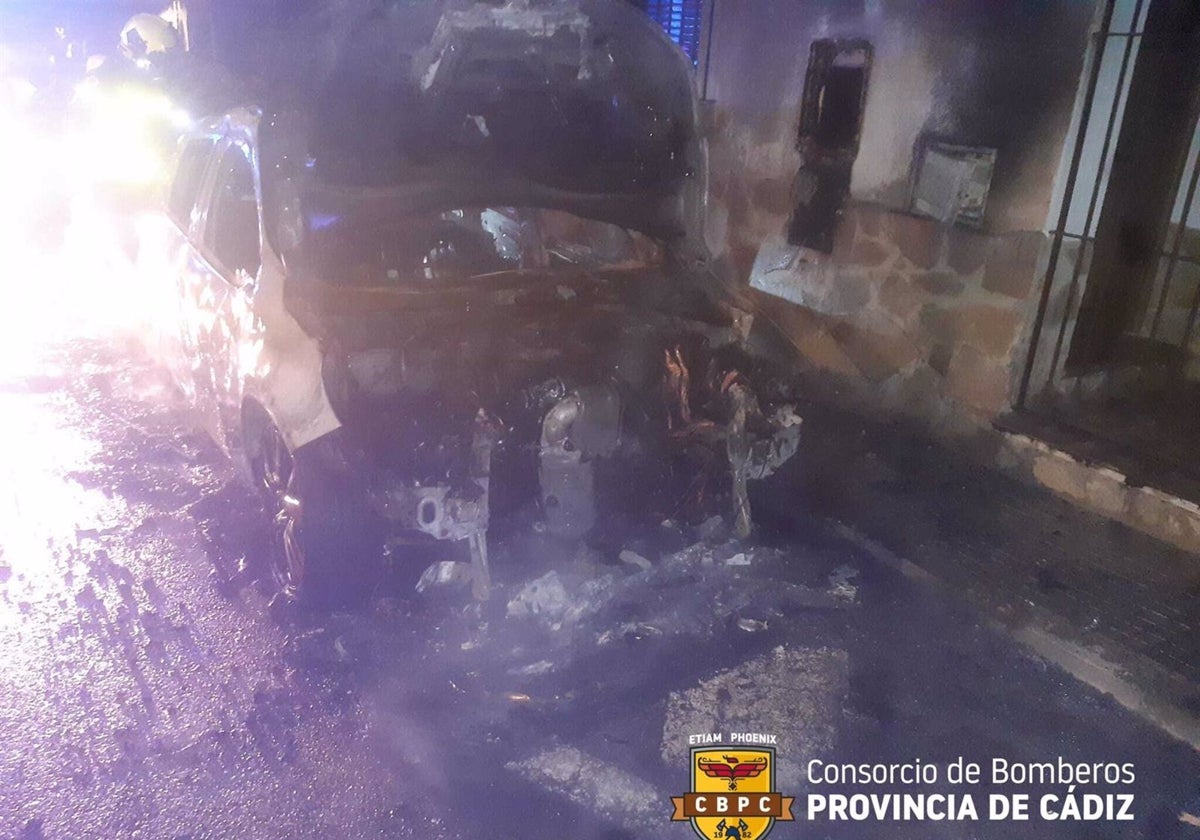 Una vivienda afectada tras el incendio de dos coches en Chiclana