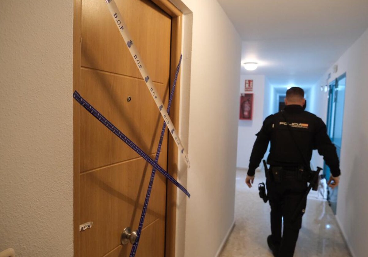 La Policía precinta la puerta de la vivienda donde se ha hallado el cuerpo sin vida de Eva.