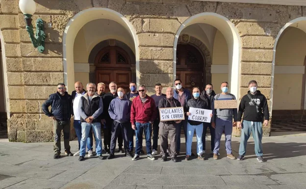 Trabajadores manifestándose en la puerta del Ayuntamiento de Cádiz.
