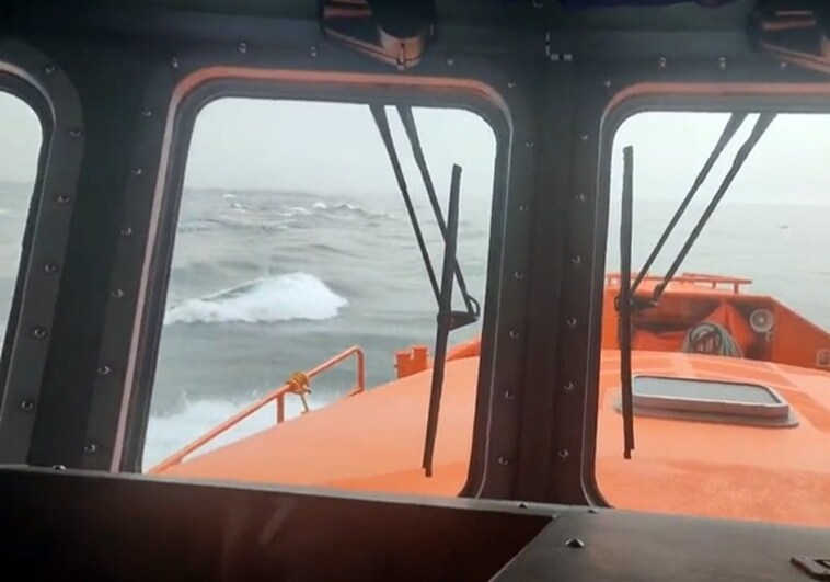 Rescatadas nueve personas que navegaban en dos embarcaciones tipo 'toy' a 16 millas de Tarifa