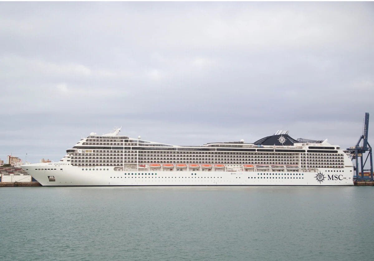 El crucero 'MSC Magnífica' atracado en el puerto de Cádiz el pasado lunes.