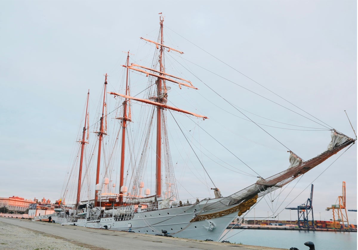 El Juan Sebastián del Elcano a primera hora de la mañana de este miércoles en el muelle de Cádiz.